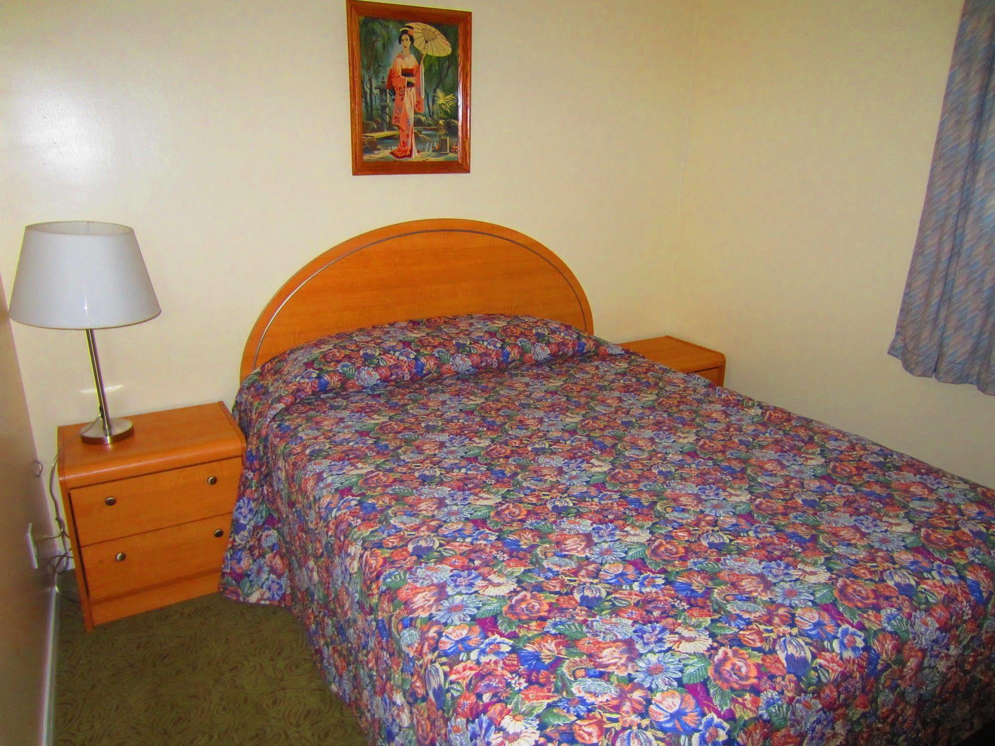 Black Sea Motel Penticton Ngoại thất bức ảnh
